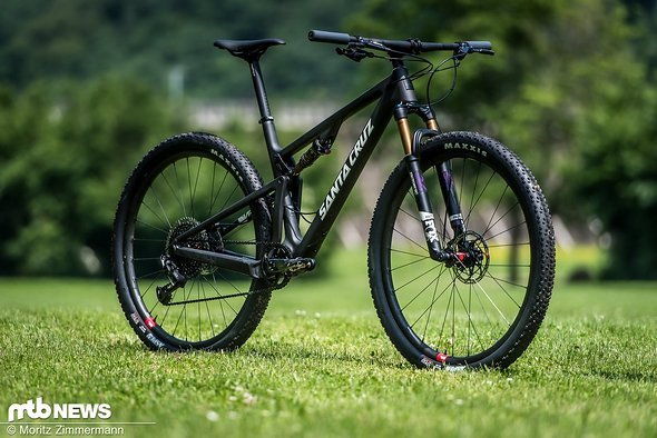 Das Santa Cruz Blur ist das neue 100 mm XC-Fully des Edel-Herstellers und mittlerweile in ganzen 8 Ausstattungsvarianten als C oder CC Carbon-Rahmen erhältlich. Das Santa Cruz Blur ist das neue 100 mm XC-Fully des Edel-Herstellers und mittlerweile in ganzen 8 Ausstattungsvarianten als C oder CC Carbon-Rahmen erhältlich.