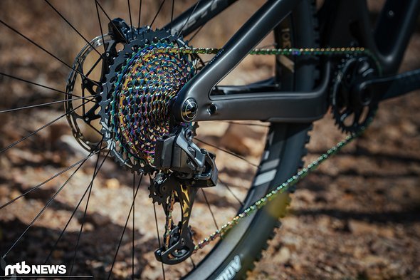 Ob ganz bunt oder eher dezent: Auch bei der elektronischen Eagle-Schaltung gibt es zwei Varianten, die in XC und Trail/Enduro aufgeteilt sind. Ob ganz bunt oder eher dezent: Auch bei der elektronischen Eagle-Schaltung gibt es zwei Varianten, die in XC und Trail/Enduro aufgeteilt sind.