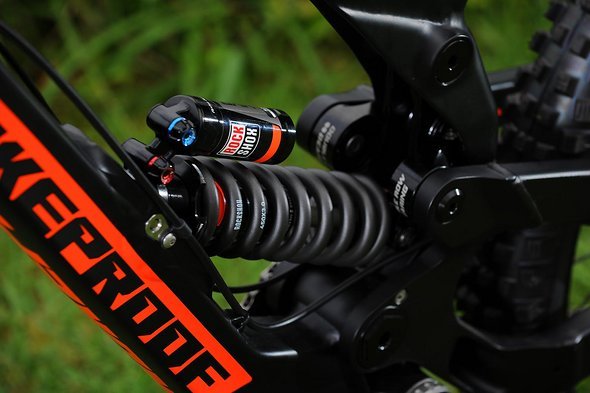 Alle Pulse Kompletträder werden mit RockShox Dämpfern ausgeliefert. Alle Pulse Kompletträder werden mit RockShox Dämpfern ausgeliefert.