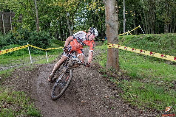Olaf Nützsche - Focus Rapiro, der Beißer. In der vorletzten Runde -Lizenz Masters- legte er wohl den schnellsten Durchlauf des Tages im Rockgarden hin. Niemand hat vorher einen so weiten Sprung in den Anlieger mit Beinahe-Sturz hingelegt. Olaf Nützsche - Focus Rapiro, der Beißer. In der vorletzten Runde -Lizenz Masters- legte er wohl den schnellsten Durchlauf des Tages im Rockgarden hin. Niemand hat vorher einen so weiten Sprung in den Anlieger mit Beinahe-Sturz hingelegt.