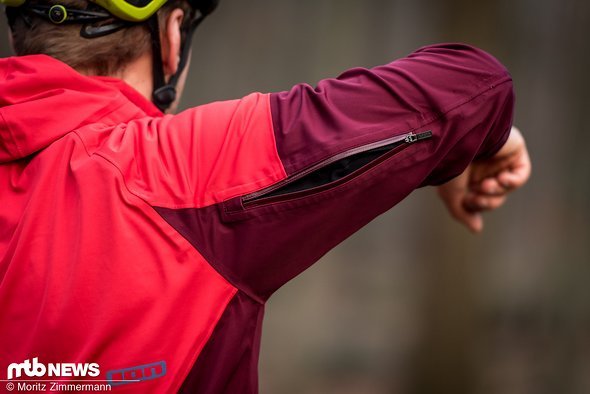 Die Jacke bietet auf der Rückseite der Oberarme jeweils eine Belüftungsöffnung Die Jacke bietet auf der Rückseite der Oberarme jeweils eine Belüftungsöffnung
