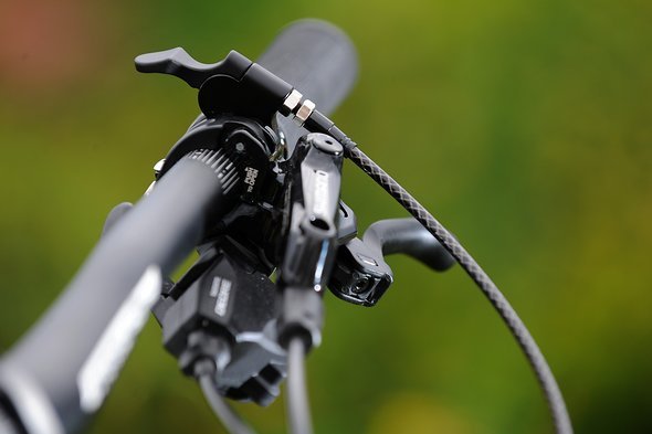 Ist die Fernbedienung oberhalb des Lenkers montiert, kann das Rad dennoch problemlos auf den Kopf gestellt werden. Ist die Fernbedienung oberhalb des Lenkers montiert, kann das Rad dennoch problemlos auf den Kopf gestellt werden.