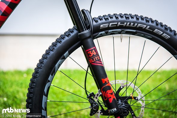 Vorne kommt eine Fox 34 Performance Elite-Gabel zum Einsatz Vorne kommt eine Fox 34 Performance Elite-Gabel zum Einsatz