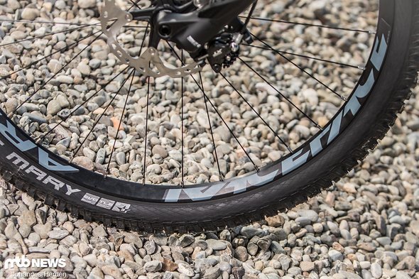 Die Laufrad-Kombination aus breiten Race Face ARC 30-Felgen und Shimano XT-Naben ist sehr solide Die Laufrad-Kombination aus breiten Race Face ARC 30-Felgen und Shimano XT-Naben ist sehr solide