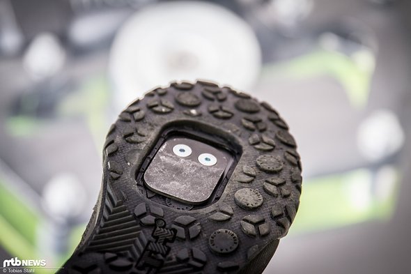 Anstelle des Cleats wird im SPD-Schuh eine magnetische Metallplatte montiert Anstelle des Cleats wird im SPD-Schuh eine magnetische Metallplatte montiert