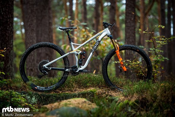 Das neue Radon Swoop 170 29 verfügt über 170 mm Federweg an Front und Heck und steht ab sofort auf 29" großen Laufrädern Das neue Radon Swoop 170 29 verfügt über 170 mm Federweg an Front und Heck und steht ab sofort auf 29" großen Laufrädern