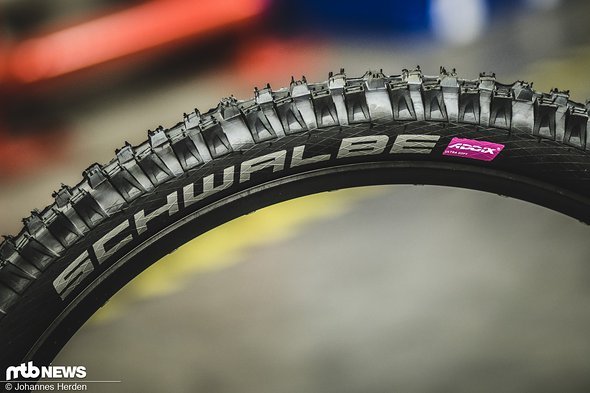 Addix Ultrasoft nennt sich Schwalbes neue, superweiche Gummimischung, die der Nachfolger von VertStar ist Addix Ultrasoft nennt sich Schwalbes neue, superweiche Gummimischung, die der Nachfolger von VertStar ist