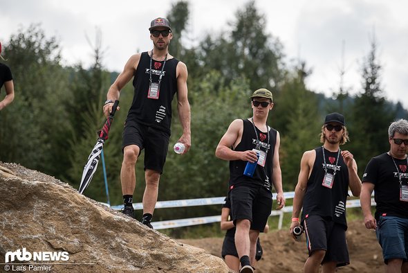 Wenn das Trek Factory Racing-Team nicht gemeinsam Track Walk macht, sitzen sie in den Pits und stemmen Gewichte Wenn das Trek Factory Racing-Team nicht gemeinsam Track Walk macht, sitzen sie in den Pits und stemmen Gewichte