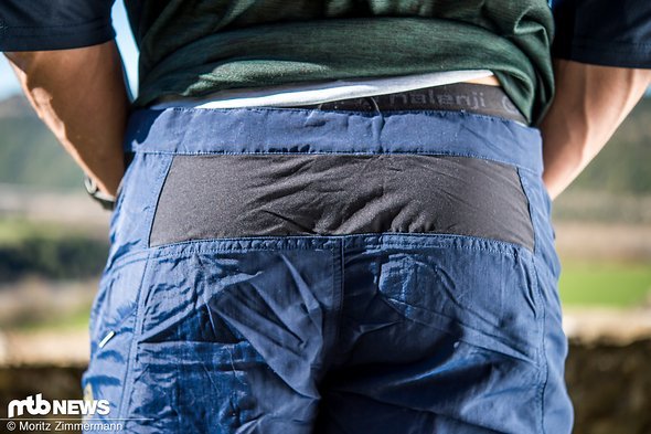 Ein Stretch-Einsatz auf der Rückseite der kurzen Hose erhöht die Bewegungsfreiheit Ein Stretch-Einsatz auf der Rückseite der kurzen Hose erhöht die Bewegungsfreiheit