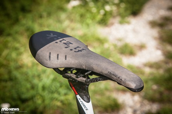 Der Fizik Tundra-Sattel ist mir persönlich zu unbequem. Je nach persönlicher Vorliebe lässt sich hier bei besserem Komfort nochmals Gewicht einsparen. Der Fizik Tundra-Sattel ist mir persönlich zu unbequem. Je nach persönlicher Vorliebe lässt sich hier bei besserem Komfort nochmals Gewicht einsparen.
