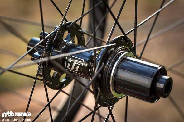 J-Bend Speichen, 6-Loch-Bremsscheibenaufnahme, Shimano HG oder SRAM XD Driver – der konventionelle Aufbau lässt keine Wünsche übrig. J-Bend Speichen, 6-Loch-Bremsscheibenaufnahme, Shimano HG oder SRAM XD Driver – der konventionelle Aufbau lässt keine Wünsche übrig.