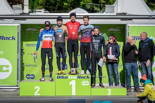 Das Podium der Herren: Hinter dem siegreichen Tschechen Cink und dem Schweizer Florian Vogel folgten gleich drei Franzosen: Joshua Dubau auf Drei, Titouan Carod auf Vier und Jordan Sarrou auf Fünf Das Podium der Herren: Hinter dem siegreichen Tschechen Cink und dem Schweizer Florian Vogel folgten gleich drei Franzosen: Joshua Dubau auf Drei, Titouan Carod auf Vier und Jordan Sarrou auf Fünf