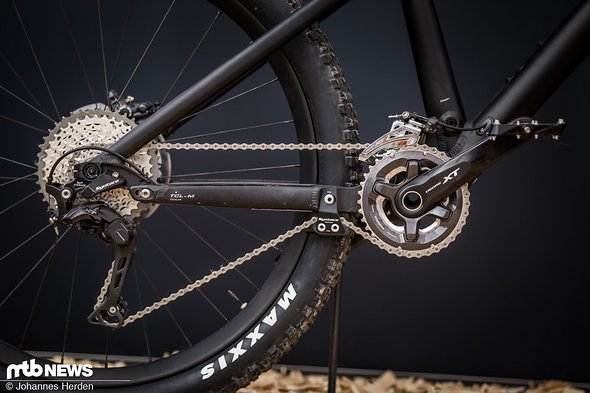 2x11 lebt – zumindest in einer Version. Die einzige Shimano-Ausstattungsvariante bietet eine 2x11-XT-Schaltung mit dazu passendem XT-Bremssystem 2x11 lebt – zumindest in einer Version. Die einzige Shimano-Ausstattungsvariante bietet eine 2x11-XT-Schaltung mit dazu passendem XT-Bremssystem