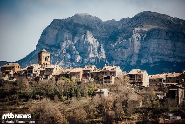 Die kleine Stadt am Fuße der Pyrenäen ist nicht nur traumhaft gelegen …
