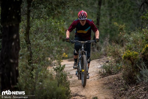 Für kurze, knackige Gegenanstiege, wie man sie auf so mancher Enduro-Stage vorfindet, empfehlen wir, einfach im DH-Modus zu bleiben Für kurze, knackige Gegenanstiege, wie man sie auf so mancher Enduro-Stage vorfindet, empfehlen wir, einfach im DH-Modus zu bleiben