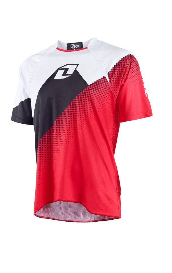 Das All-Mountain Jersey von ONE Industries ist das Vapor Short Sleeve Jersey, hier in rot Das All-Mountain Jersey von ONE Industries ist das Vapor Short Sleeve Jersey, hier in rot