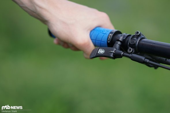 Die Fernbedienung kann in zwei Positionen montiert werden Die Fernbedienung kann in zwei Positionen montiert werden
