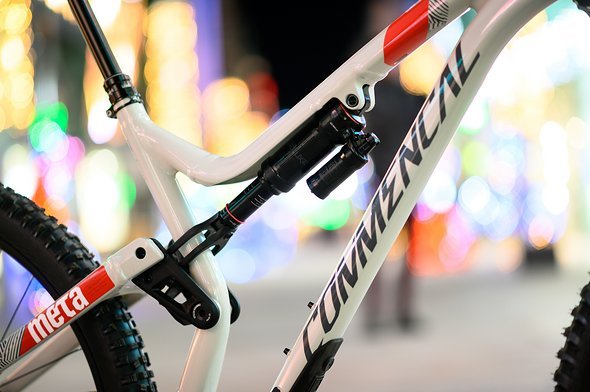 Am Heck verwaltet ein RockShox Super Deluxe RCT-Dämpfer die 160 mm Federweg. Am Heck verwaltet ein RockShox Super Deluxe RCT-Dämpfer die 160 mm Federweg.