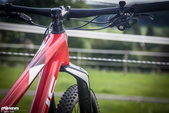 Die Optik ist bestechend, doch an der Front würde eine Fox 32 SC gegenüber der verbauten RockShox RS-1 deutlich Gewicht sparen Die Optik ist bestechend, doch an der Front würde eine Fox 32 SC gegenüber der verbauten RockShox RS-1 deutlich Gewicht sparen