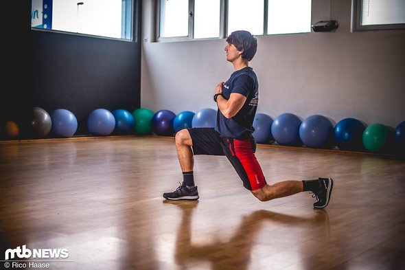 Das Gleiche mit dem anderen Bein vorne. So kann man sich laufend durch den Raum bewegen, alternativ auch auf der Stelle trainierbar. Fortgeschrittene können zwischen dem Wechsel auch einen Sprung einleiten. Das Gleiche mit dem anderen Bein vorne. So kann man sich laufend durch den Raum bewegen, alternativ auch auf der Stelle trainierbar. Fortgeschrittene können zwischen dem Wechsel auch einen Sprung einleiten.