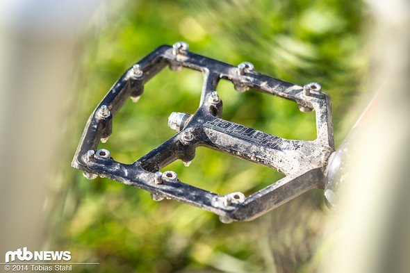 Der Pedalkörper ist geschmiedet und anschließend CNC nachbearbeitet. 10 Pins pro Seite sollen für den nötigen Grip sorgen Der Pedalkörper ist geschmiedet und anschließend CNC nachbearbeitet. 10 Pins pro Seite sollen für den nötigen Grip sorgen