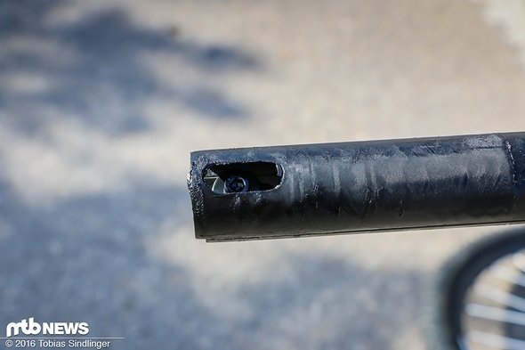 Die Sattelneigung kann man bei der neuen Stütze nur verstellen, indem man die beiden Hälften der Sattelstütze gegeneinander verschiebt. Die Sattelneigung kann man bei der neuen Stütze nur verstellen, indem man die beiden Hälften der Sattelstütze gegeneinander verschiebt.