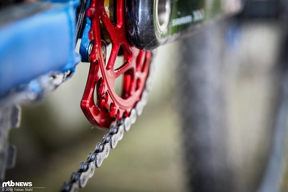 Die Idee ist einfach: bevor das Kettenblatt mit dem Boden in Berührung kommt setzt die Alu-Platte auf und verhindert schlimmeres Die Idee ist einfach: bevor das Kettenblatt mit dem Boden in Berührung kommt setzt die Alu-Platte auf und verhindert schlimmeres