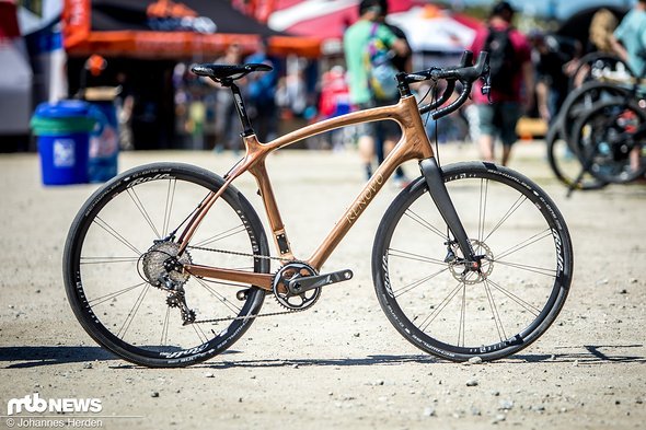 Das Rennrad für den Forstweg kostet komplett 4.095 $, das Rahmenset gibt es für 2.795 $. Das Rennrad für den Forstweg kostet komplett 4.095 $, das Rahmenset gibt es für 2.795 $.