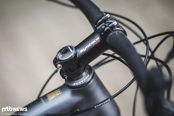 Das leichte Cockpit kommt aus dem Hause Syntace – Vector Carbon-Lenker mit 760 mm Breite und einem Force 109 Vorbau Das leichte Cockpit kommt aus dem Hause Syntace – Vector Carbon-Lenker mit 760 mm Breite und einem Force 109 Vorbau