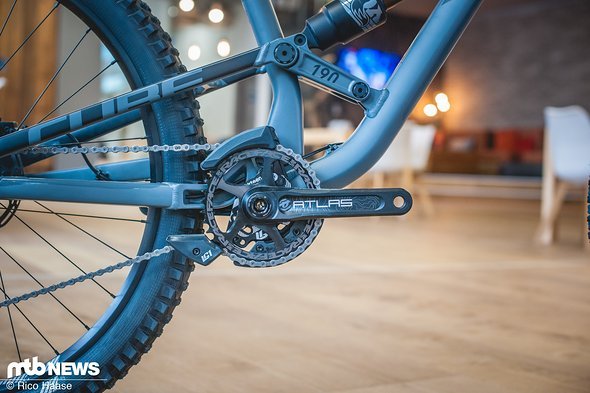 Eine massive Kettenführung hält die Kette bei hartem Bikepark-Geballer sicher auf dem Kettenblatt. Eine massive Kettenführung hält die Kette bei hartem Bikepark-Geballer sicher auf dem Kettenblatt.