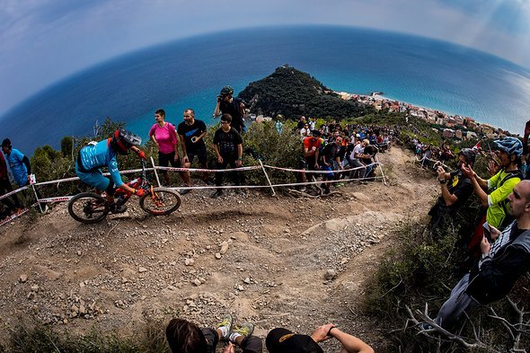 Stage 7, "DH Uomini", nicht umsonst eine der spektakulärsten und ikonischsten Stages im ganzen EWS-Kalender! Frenetische Fans, die einen fast schon in Ekstase den Track runterjagen! Stage 7, "DH Uomini", nicht umsonst eine der spektakulärsten und ikonischsten Stages im ganzen EWS-Kalender! Frenetische Fans, die einen fast schon in Ekstase den Track runterjagen!