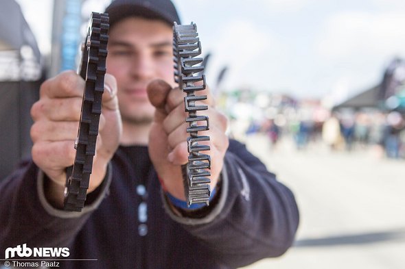 Links eine der ersten Riemenscheiben-Versionen, rechts der aktuelle Stand mit seitlicher Führung. Die Montage erfolgt mit 5-Schrauben 130 mm BCD Aufnahme. Links eine der ersten Riemenscheiben-Versionen, rechts der aktuelle Stand mit seitlicher Führung. Die Montage erfolgt mit 5-Schrauben 130 mm BCD Aufnahme.