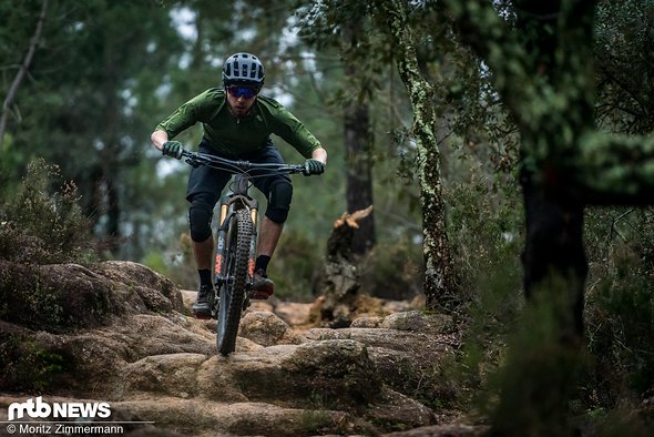 Auf ruppigen, schnellen Abschnitten vermittelt das Radon Jab 10.0 hingegen nicht so viel Sicherheit wie die Konkurrenz in unserem Enduro Race Bike-Vergleichstest Auf ruppigen, schnellen Abschnitten vermittelt das Radon Jab 10.0 hingegen nicht so viel Sicherheit wie die Konkurrenz in unserem Enduro Race Bike-Vergleichstest