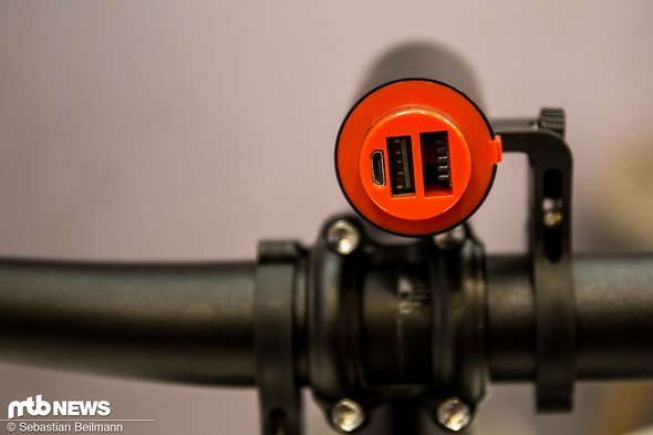 ... darunter befindet sich eine USB-Buchse zum Aufladen anderer Geräte und natürlich ein Micro USB Anschluss zum Laden der Powerbank ... darunter befindet sich eine USB-Buchse zum Aufladen anderer Geräte und natürlich ein Micro USB Anschluss zum Laden der Powerbank