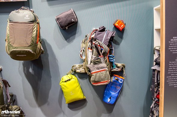 In den vielen Taschen des Rucksacks können alle für eine Alpenüberquerung notwendigen Utensilien verstaut werden. In den vielen Taschen des Rucksacks können alle für eine Alpenüberquerung notwendigen Utensilien verstaut werden.