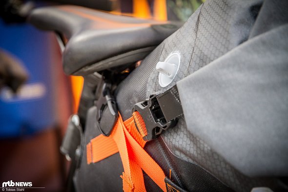 Das kleine Ventil erlaubt es, die Tasche von Hand zu komprimieren und den Unterdruck zu sichern Das kleine Ventil erlaubt es, die Tasche von Hand zu komprimieren und den Unterdruck zu sichern
