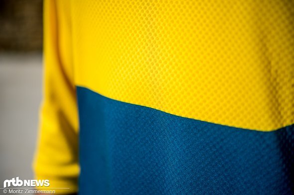 Ähnlich wie das Leatt-Trikot besteht das POC Essential Enduro 3/4 Light Jersey aus einem festen, aber sehr leichten und gut belüfteten Mesh-Gewebe. Ähnlich wie das Leatt-Trikot besteht das POC Essential Enduro 3/4 Light Jersey aus einem festen, aber sehr leichten und gut belüfteten Mesh-Gewebe.