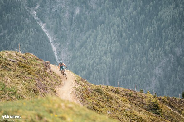 Wo heute die Gahe Line in den Berg geschnitten ist, führte früher ein steilerer, technisch teils anspruchsvoller Singletrail ins Tal Wo heute die Gahe Line in den Berg geschnitten ist, führte früher ein steilerer, technisch teils anspruchsvoller Singletrail ins Tal