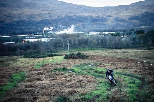 Zu Besuch bei Joe Barnes, der mit seinen Kumpels, den "Dudes of Hazzard" ein wildes Bikerleben in Fort William führt. Zu Besuch bei Joe Barnes, der mit seinen Kumpels, den "Dudes of Hazzard" ein wildes Bikerleben in Fort William führt.