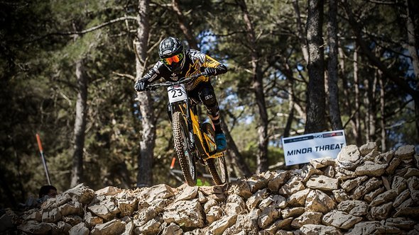 Während Phil Atwill auf der 29"-Version in der diesjährigen Downhill World Cup-Saison erfolgreich war … Während Phil Atwill auf der 29"-Version in der diesjährigen Downhill World Cup-Saison erfolgreich war …
