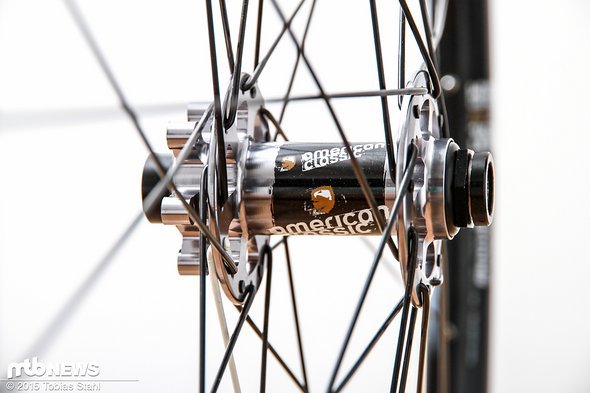 Die Vorderradnabe ist aufgrund ihrer schlanken Bauweise nicht mit einer 20 mm Steckachse lieferbar Die Vorderradnabe ist aufgrund ihrer schlanken Bauweise nicht mit einer 20 mm Steckachse lieferbar