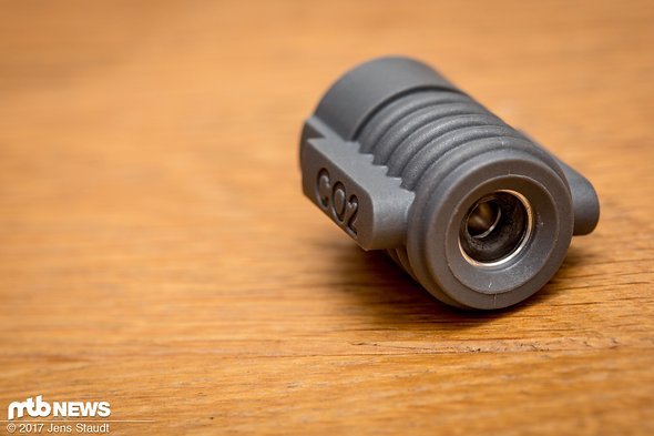 Im Topmodell der Crankbrothers Klic HV Pumpe ist ein CO2-Adapter integriert Im Topmodell der Crankbrothers Klic HV Pumpe ist ein CO2-Adapter integriert