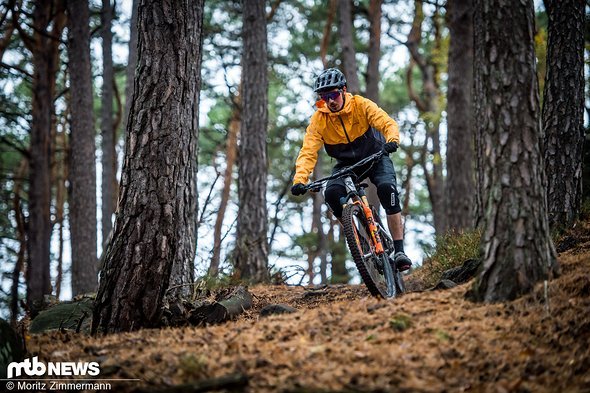 Auf flachen und anspruchslosen Trails wirkt das 29"-Enduro mit viel Federweg etwas träge Auf flachen und anspruchslosen Trails wirkt das 29"-Enduro mit viel Federweg etwas träge