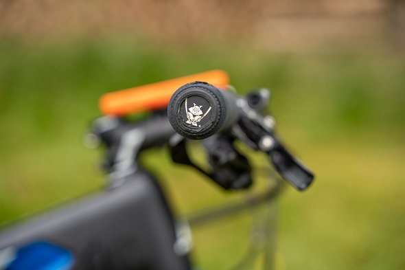 Das Sahmurai-Sword zum Einstecken der Gummiplugs bei einem Platten verschwindet als Lenkerstopfen im Carbonlenker. Das Sahmurai-Sword zum Einstecken der Gummiplugs bei einem Platten verschwindet als Lenkerstopfen im Carbonlenker.