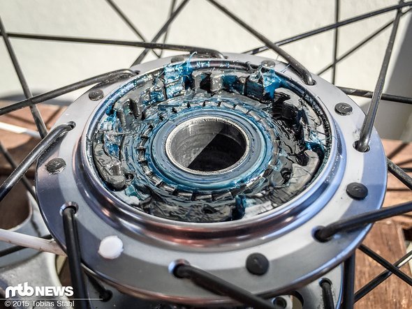 Stattdessen werden sie über diesen verzahnten Synchronring alle gleichzeitig angetrieben Stattdessen werden sie über diesen verzahnten Synchronring alle gleichzeitig angetrieben