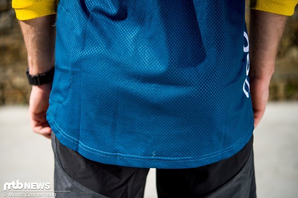 Der Sitz des POC-Trikots ist insgesamt recht sportlich. Vor dem Kauf sollte man das schicke Trikot also anprobieren. Hinten ist das POC-Oberteil ausreichend lang geschnitten. Der Sitz des POC-Trikots ist insgesamt recht sportlich. Vor dem Kauf sollte man das schicke Trikot also anprobieren. Hinten ist das POC-Oberteil ausreichend lang geschnitten.
