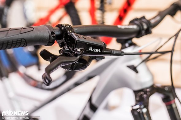 … und, ungewöhnlich, TRP Quadiem G Spec-Bremsen, die man vielleicht von Aaron Gwins Bike kennt. Laut Maxi Dickerhoff bietet die TRP eine exzellente Modulation … und, ungewöhnlich, TRP Quadiem G Spec-Bremsen, die man vielleicht von Aaron Gwins Bike kennt. Laut Maxi Dickerhoff bietet die TRP eine exzellente Modulation