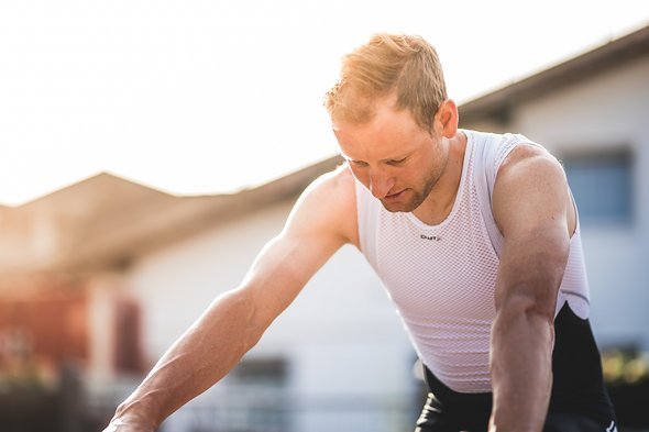Bei bestem Wetter startet Urs Huber das Warmup zur 6. Etappe und das im Gelben Trikot des führenden Teams Bei bestem Wetter startet Urs Huber das Warmup zur 6. Etappe und das im Gelben Trikot des führenden Teams