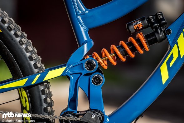 Im Vergleich zur 27,5"-Version ist die gesamte Dämpfer-Anlenkung nun deutlich weiter nach vorne gewandert. Im Vergleich zur 27,5"-Version ist die gesamte Dämpfer-Anlenkung nun deutlich weiter nach vorne gewandert.