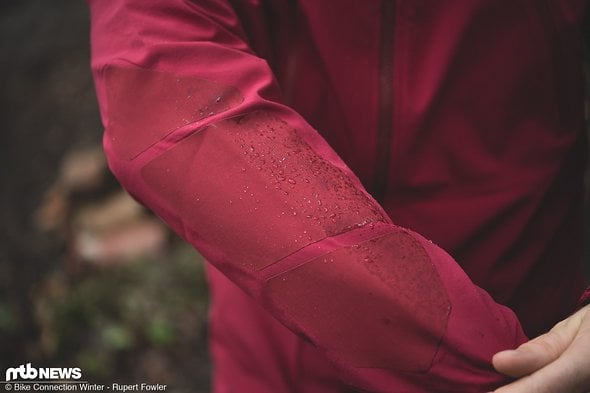 Die Ellenbogen der Jacke sind mit Cordura-Panels ausgestattet. Das soll für eine hohe Haltbarkeit sorgen. Die Ellenbogen der Jacke sind mit Cordura-Panels ausgestattet. Das soll für eine hohe Haltbarkeit sorgen.